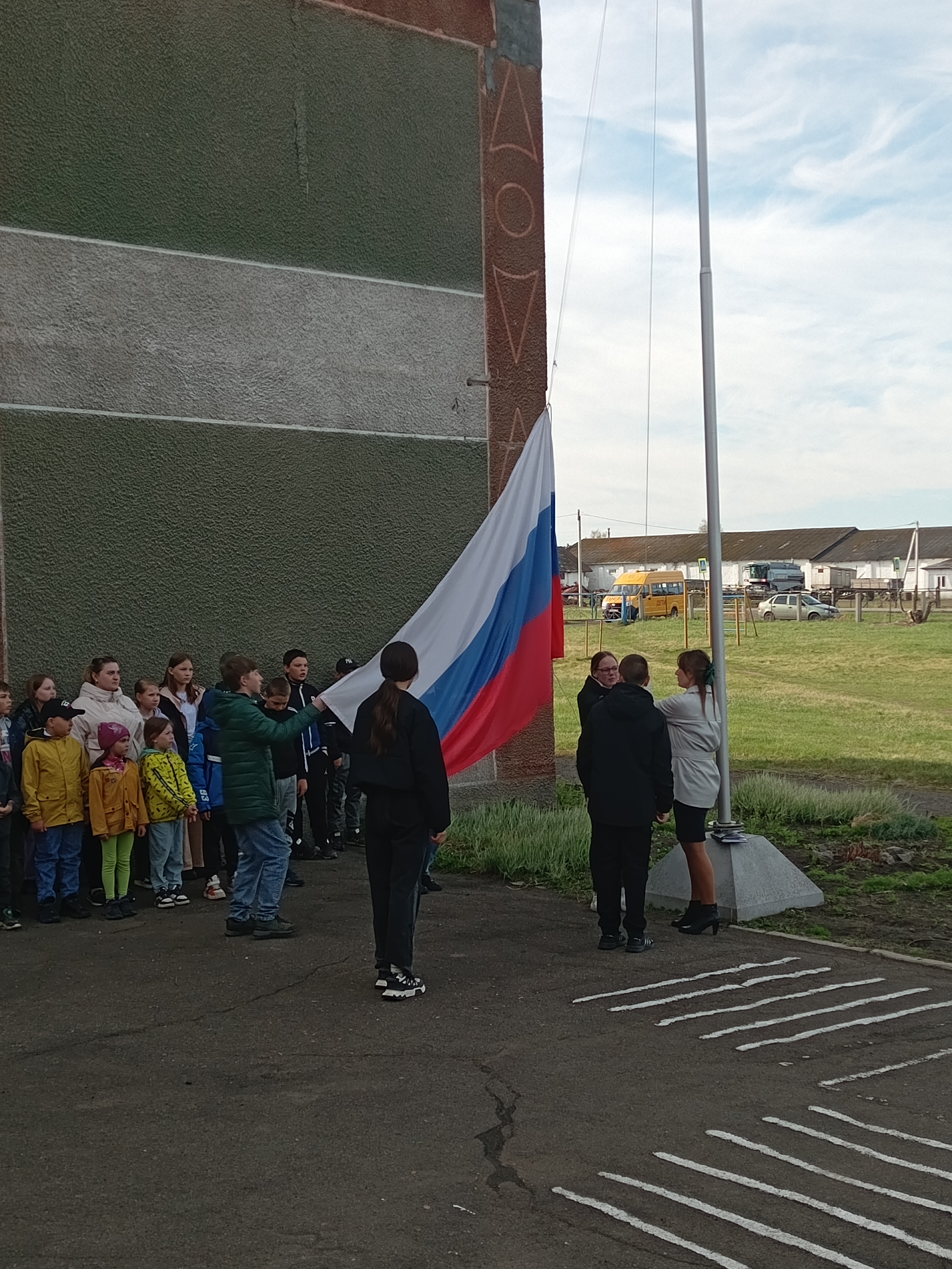 Торжественная линейка поднятия флага Российской Федерации.