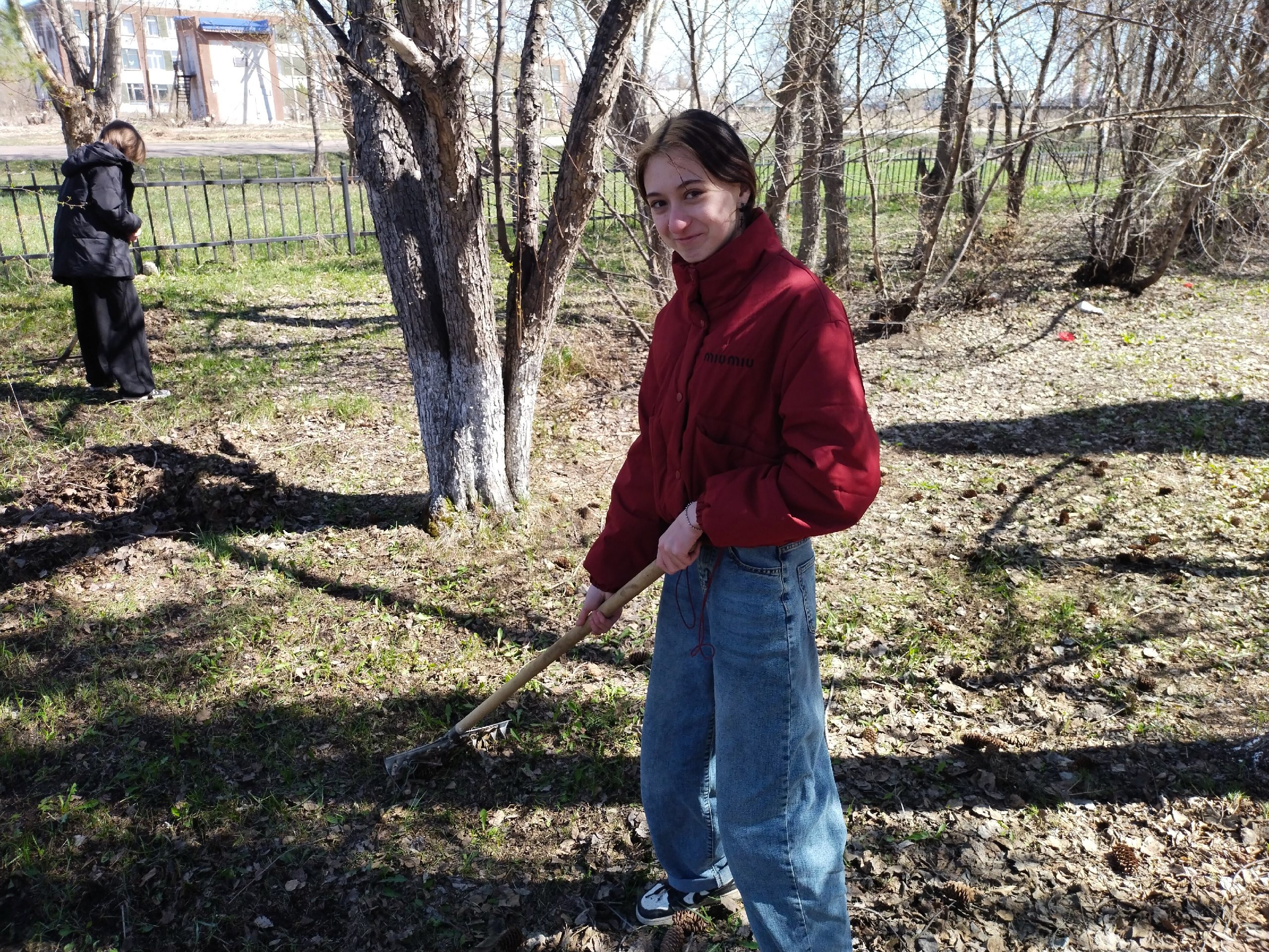 Трудовой субботник у памятника воинам Великой Отечественной войны.